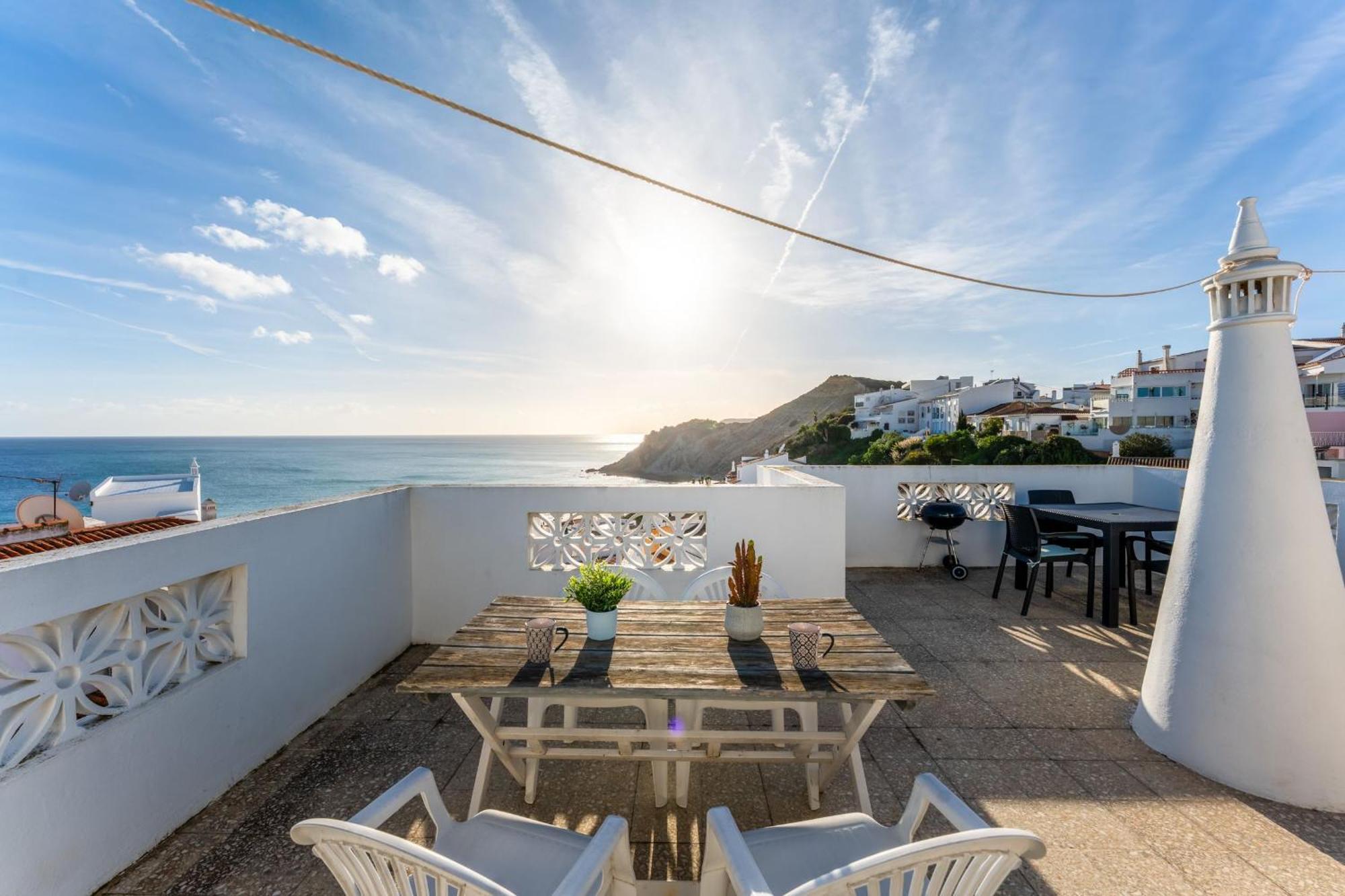 Comfy Flat W/ Rooftop Beach View By Lovelystay Burgau Eksteriør billede