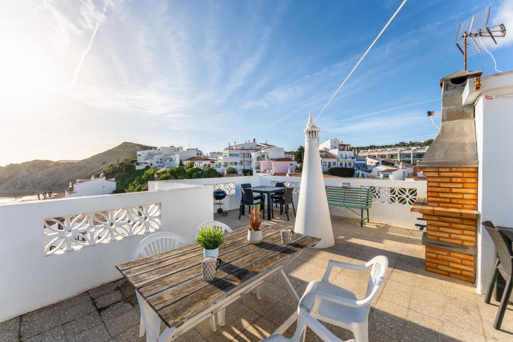 Comfy Flat W/ Rooftop Beach View By Lovelystay Burgau Eksteriør billede