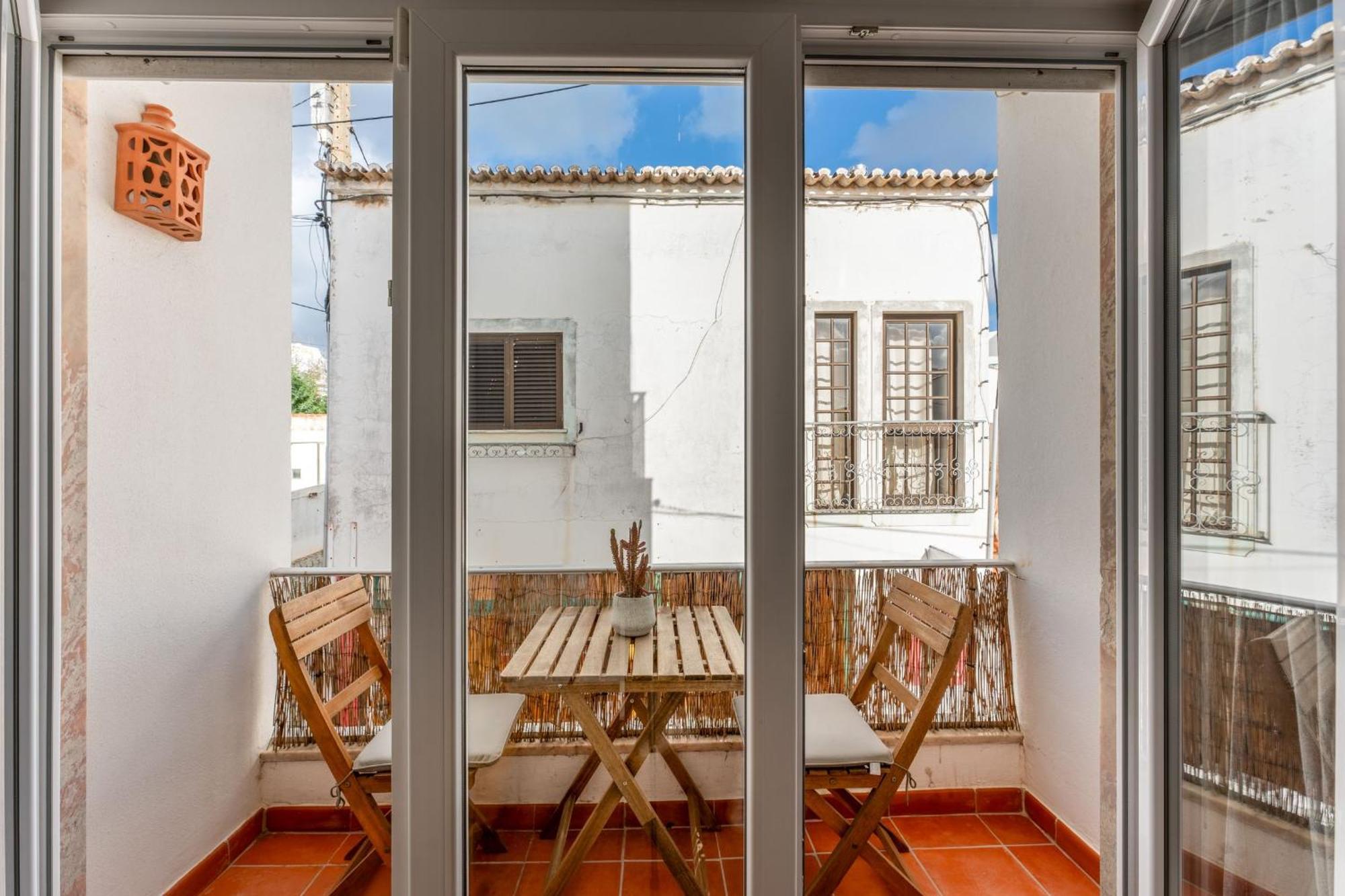 Comfy Flat W/ Rooftop Beach View By Lovelystay Burgau Eksteriør billede